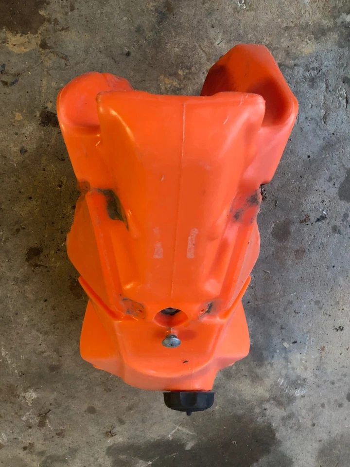 KTM 125 SX *2003 KTM 125 SX 2003 MONTAJE TANQUE GASOLINA Foto 2 de 4