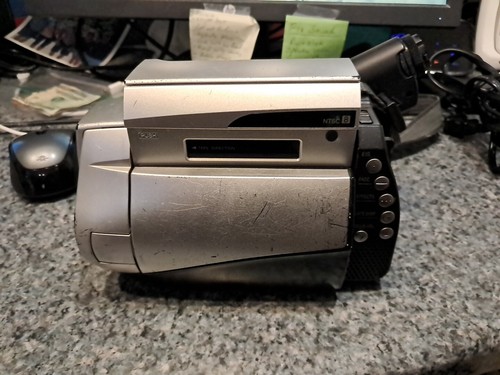 Hitachi VM-E555LA 8MM Camcorder - For Parts - Picture 3 of 5