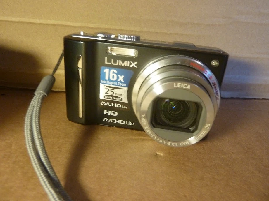 PANASONIC LUMIX DMC-TZ10 HD CAMERA-dirt/dust spots between the lenses, photo 1 of 5