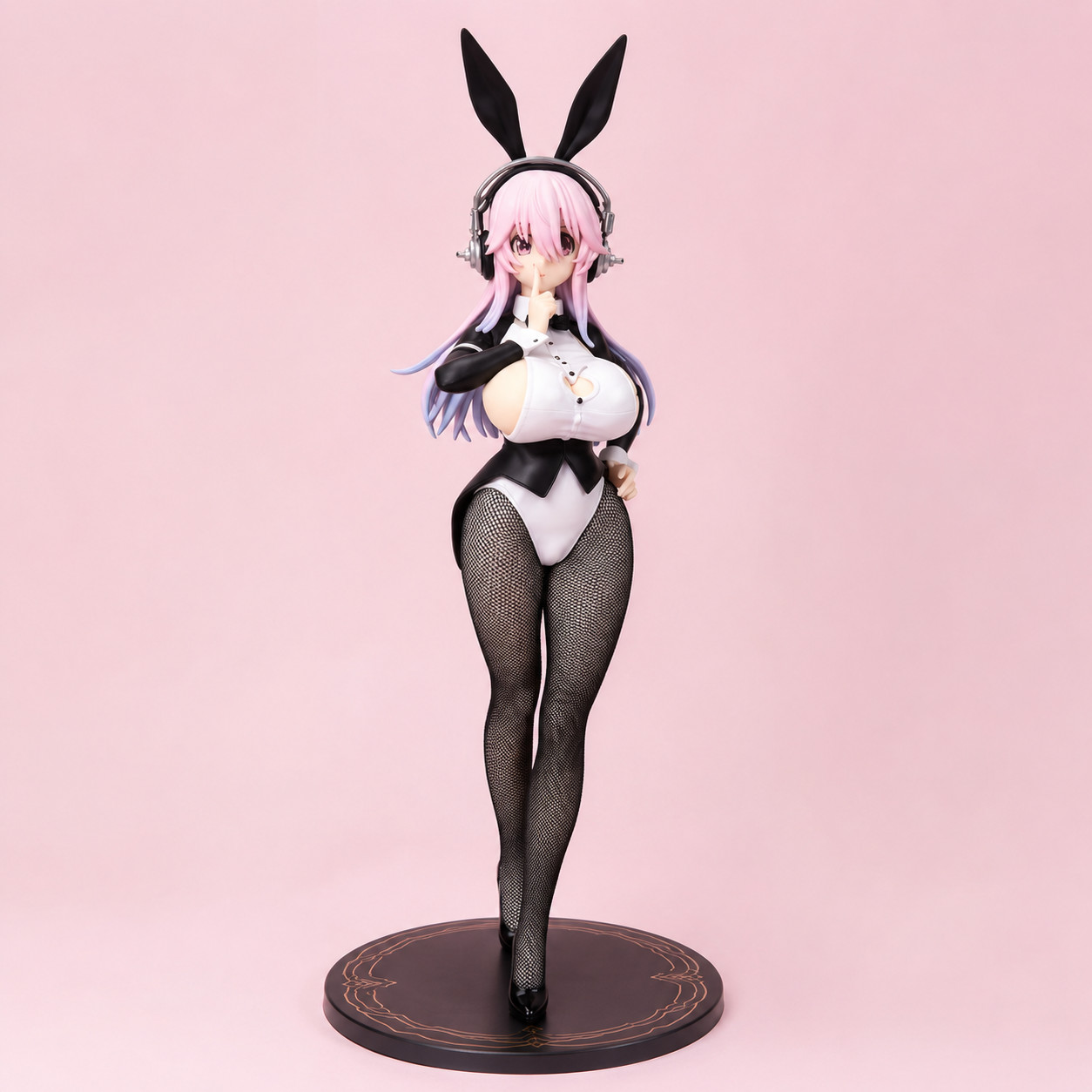 Figurine Super Sonico Bunny 1/6 pour décorer un bureau de gamer ou une étagère manga