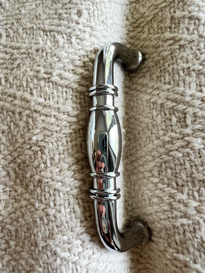 Mueble de gabinete cromado Allison 5 tiradores de 3" agujero a agujero nuevo en paquete Foto 3 de 4