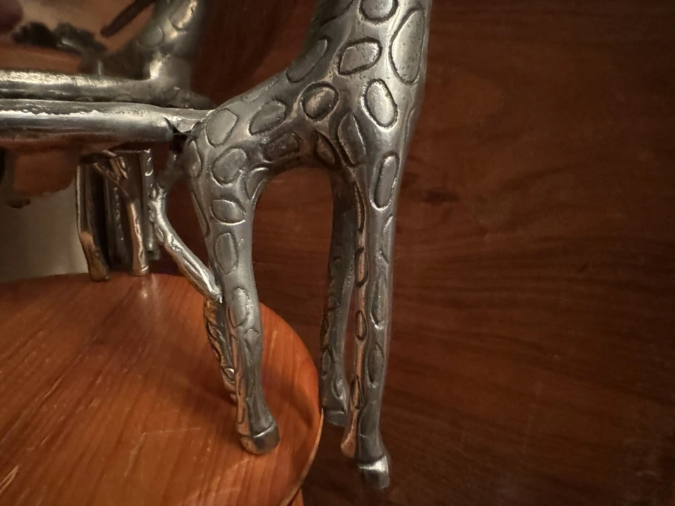 Centro de mesa grande de acero inoxidable con pedestal de 3 jirafas Foto 2 de 4