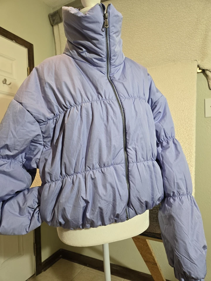 Jaqueta feminina Double Zero crop puffer tamanho M roxa clara zíper completo pescoço funil - Imagem 2 de 4