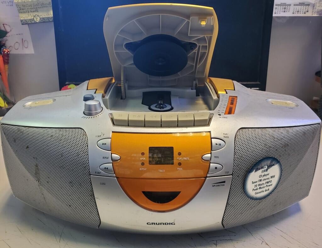 GRUNDIG MCD36 CDチェンジャー 本体 Grundig casette CD Beezz RRCD 4101 sold for parts/not working