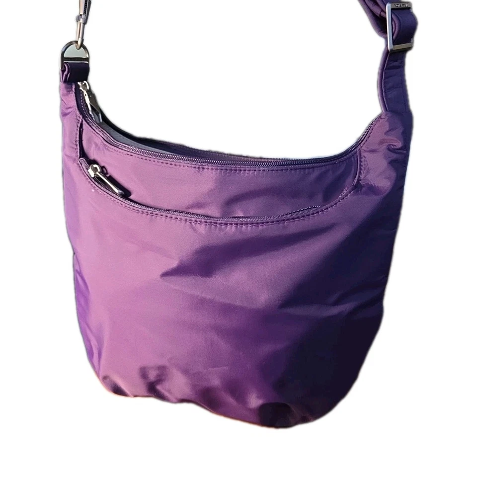 Bolso hobo bandolera holgado Travelon púrpura antirrobo clásico con bolsillos para mujer Foto 2 de 4