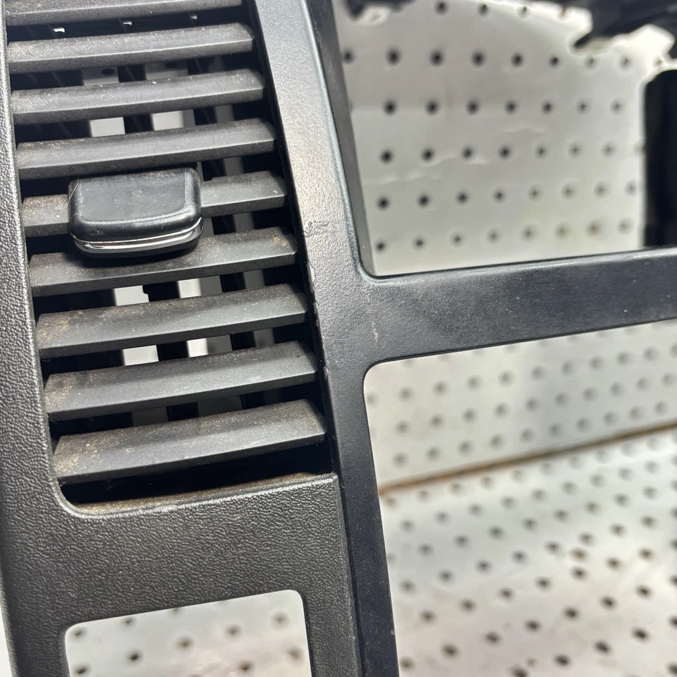 08-12 Nissan Pathfinder tablero central radio calor aire acondicionado ventilación bisel moldura OEM defectuoso Foto 2 de 4