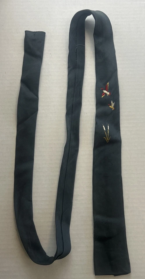 Corbata de gabardina Mallinson vintage años 50 azul marino con cuadrado de pato bordado Foto 2 de 4