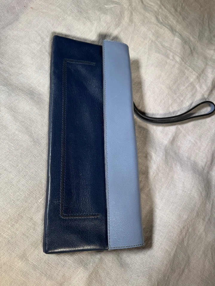 POUR La VICTOIRE Nuevo Bolso sin asas para mujer Cuero azul Cremallera Tamaño mediano Muñequera Foto 3 de 4