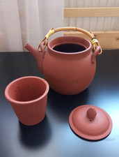 Teekanne aus Ton 1,5L – Keramiksieb & Bambusgriff – Vintage ca. 1970–1990