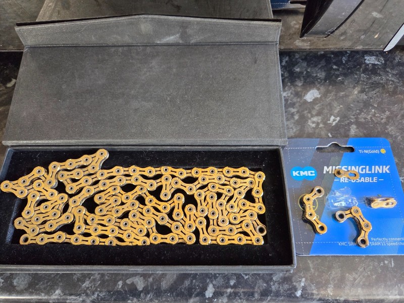 kmc sl x11 - gold chain 113 links  - vgc