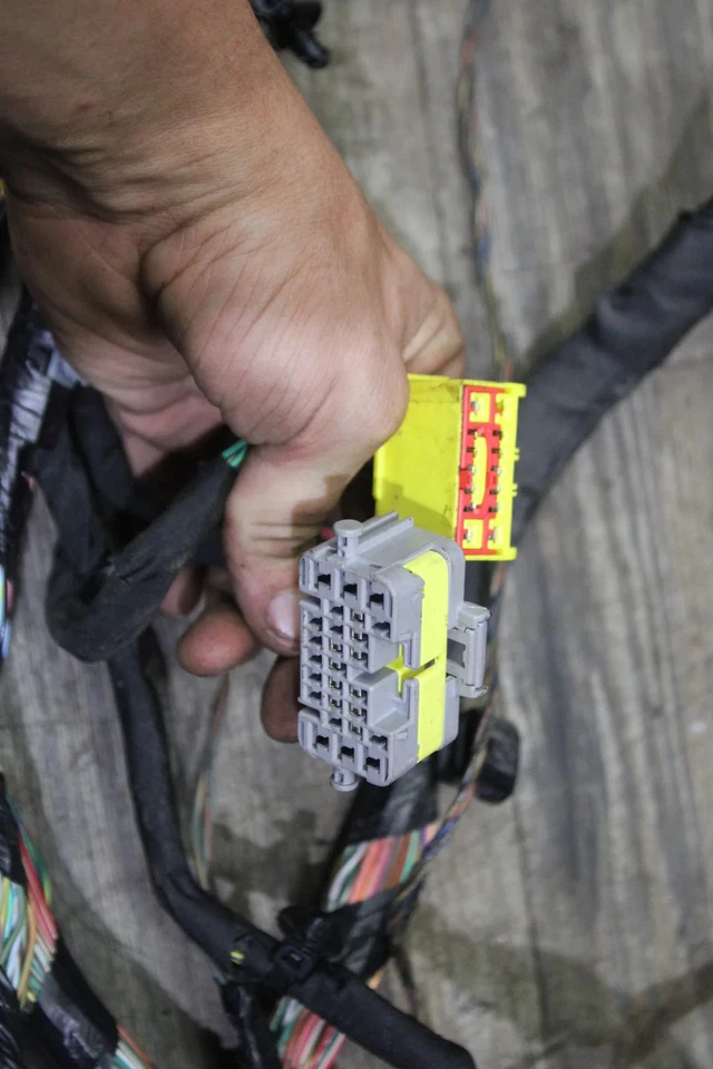 Dodge Charger SRT 392 R/T Scat Pack 2016 carrocería 6,4 L cableado arnés caja de fusibles Foto 2 de 4