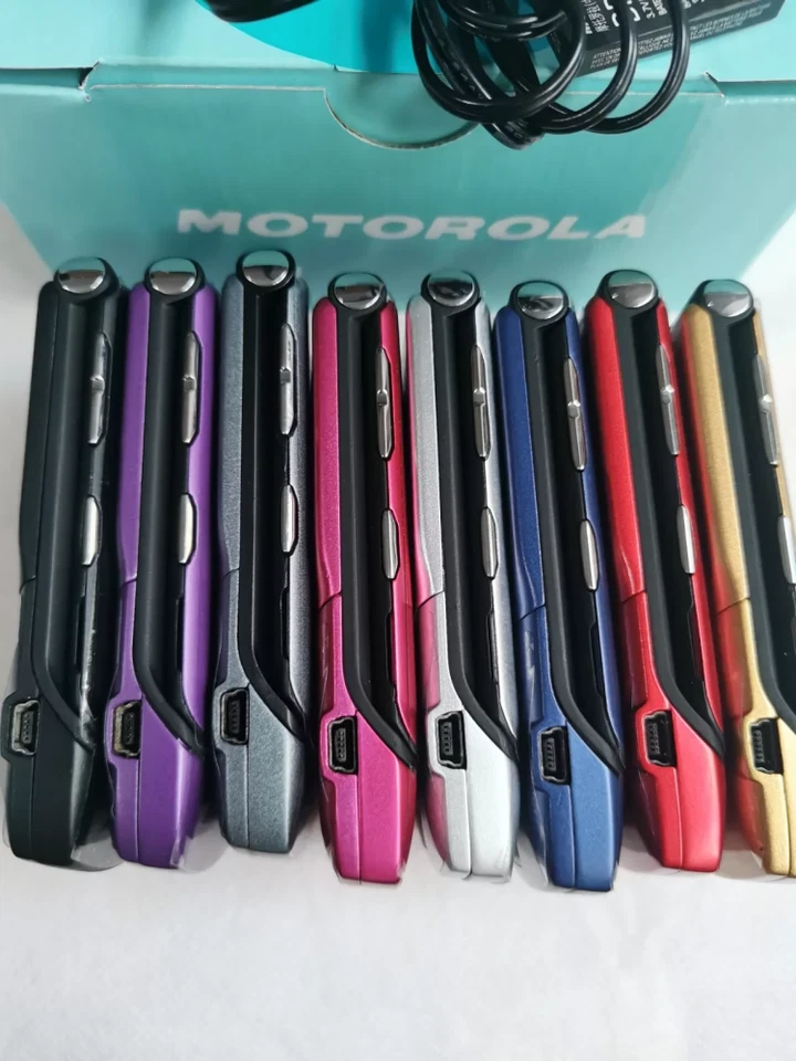 Motorola RAZR V3 Unlocked Flip GSM 850 /900 /1800 /1900 Bluetooth  Mobile Phone - Image 3 of 4