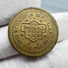 VINTAGE SHOWBIZ PIZZA PLACE TOKEN - COLLECTIBLE PLAY VALUE TOKEN - RARE - Brass