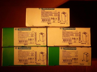 TELEMECANIQUE SENSOR 4X XUM0APSAL2 +1X XUM0AKSAL2T 016491 016461 OSIRIS PHOTO NW