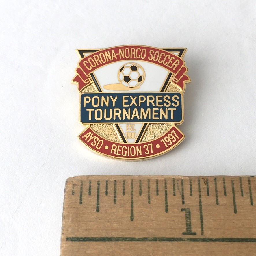 Spilla cappello bavero AYSO calcio giovanile pony express torneo California 1997