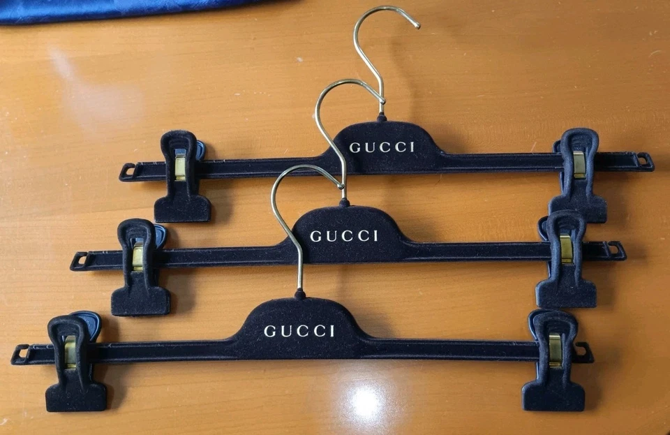 GUCCI KLEIDERBÜGEL/HOSENBÜGEL 3× STÜCK DUNKELBRAUN SAMT/GOLD VERSTELLBAR  - Bild 4 von 4