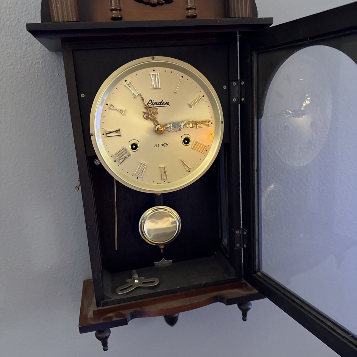 Vintage Linden #8952 31 Day Wall Clock Wood Case Key Wind Pendulum
