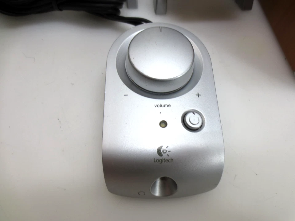 Logitech Z3 (S-0085A) Desktop-Lautsprecher mit Holzmaserung mit Kabelfernbedienung & Sub - Bild 3 von 4