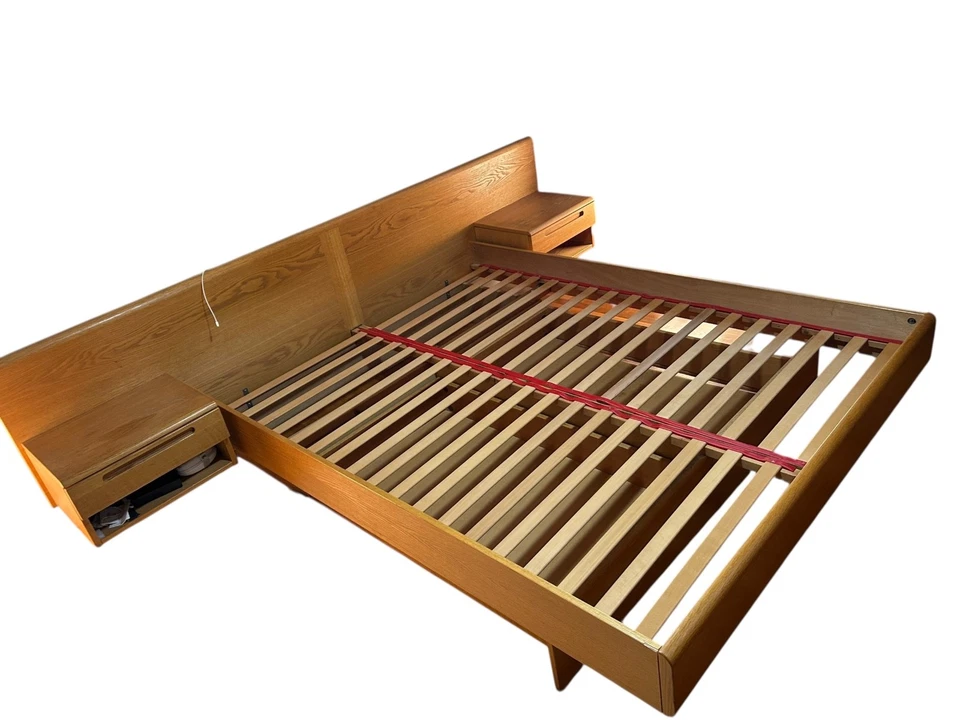 Cama danesa moderna Jesper de teca con plataforma Queen con mesitas de noche adjuntas y almacenamiento Foto 2 de 4