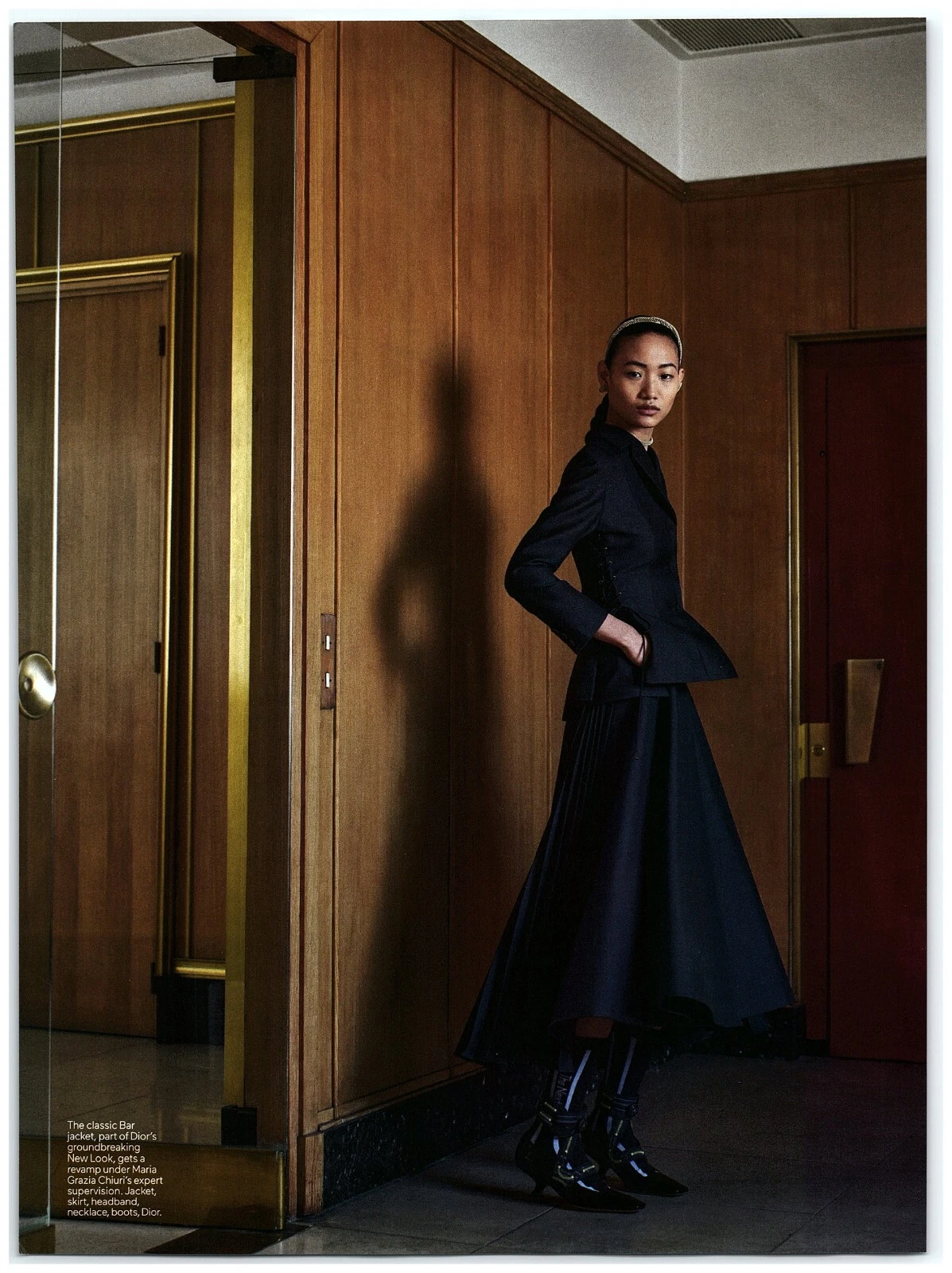 Dior Classic Bar Veste Jupe Bandeau Bottes Collier Magazine CLIPPING Photo
