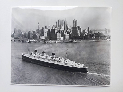 Cunard Ocean Liner R.M.S Queen Mary at New York Manhattan Press Photo