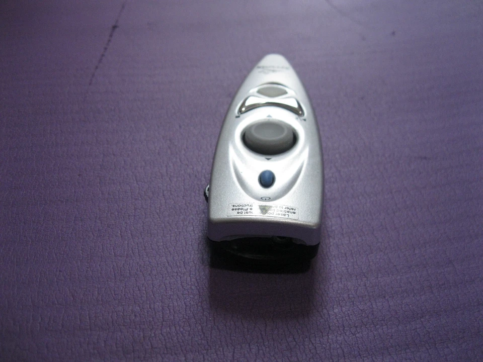 Keyspan Presentation Remote with 60 ft. Range for Computer Mac/ Windows 2000/XP - Image 3 of 4