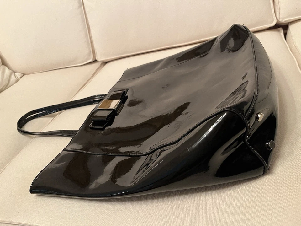 Bolso de hombro Ivanka Trump para mujer negro charol simulado Foto 2 de 4