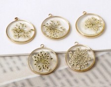 4PCS Gold Tone Real White Dry Flower Resin Round Charm Pendant Supply GJS44