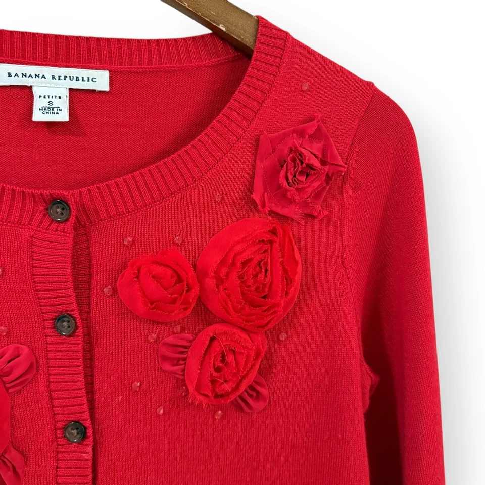 Cárdigan rojo adornado floral Banana Republic mezcla de lana merino SP vacaciones Foto 3 de 4