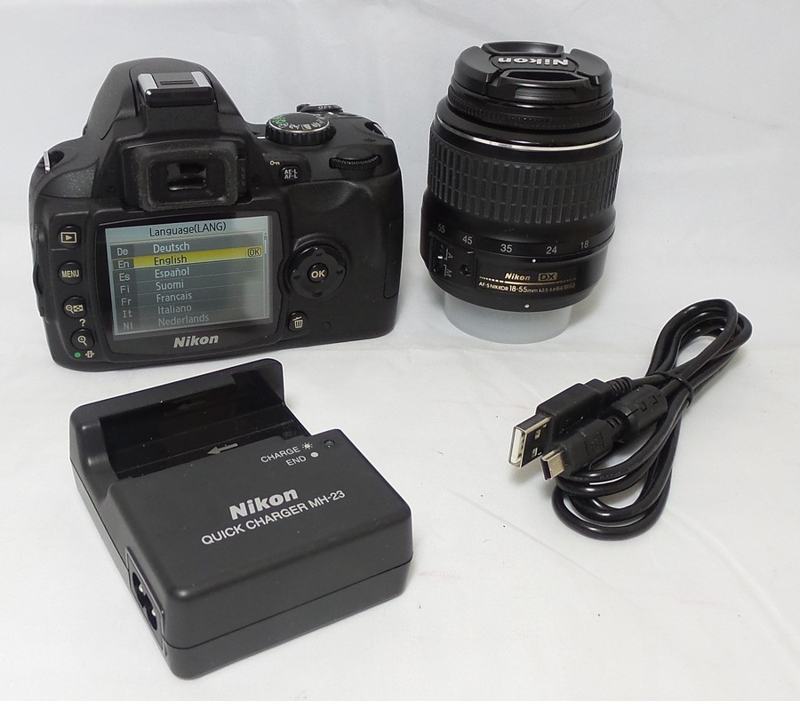 Nikon D D40 6.1MP Digital SLR Camera - Black (Kit w/ AF-S DX 18