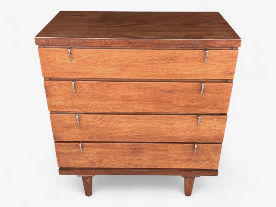 Cómoda de cuatro cajones de nogal Mid-Century con asas cromadas esculpidas Foto 4 de 4