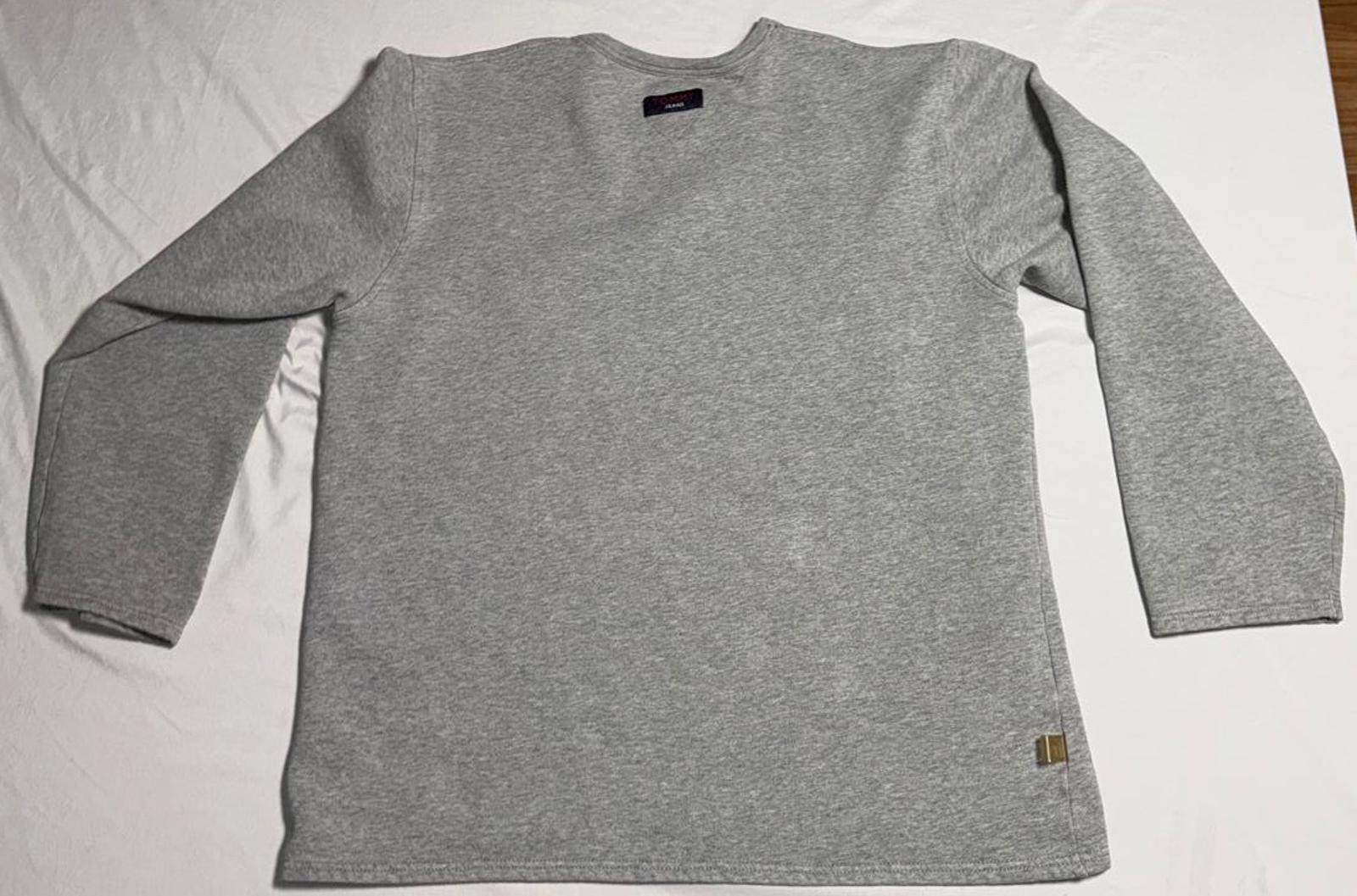 Vintage Tommy Hilfiger Men's Gray V-Neck Sweater Size Large image 2
