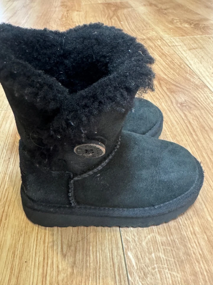 UGG Niños Bailey Botón Corto Negro Gamuza Piel de Oveja Botas Juveniles Talla 8 (1017400T) Foto 3 de 4