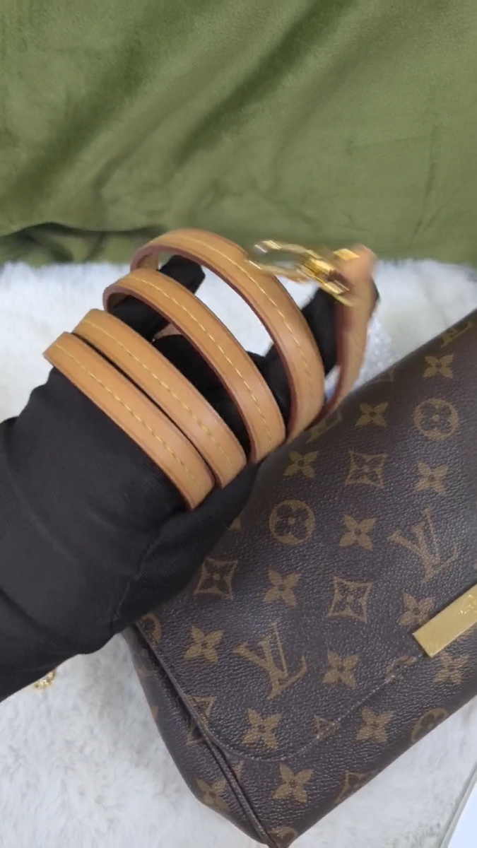 Louis Vuitton Favourite MM Monogram Chain Shoulder bag Women