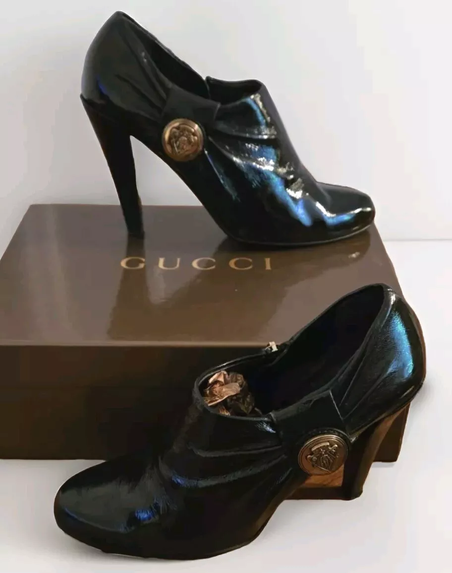 Bottines à talons Gucci en cuir verni médaillon doré taille 10B (US) avec embouts de talon neufs