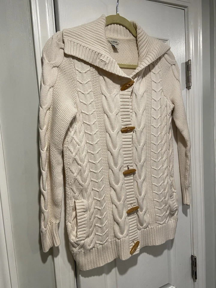 L.L. Cárdigan cuello suéter de algodón con botones de palanca tejido con cable crema talla S Bean Foto 3 de 4