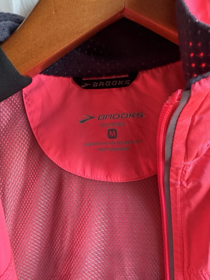 Chaqueta Brooks Mujer Medio Refugio Tecnología Rosa Floral Reflectante Correr Foto 3 de 4