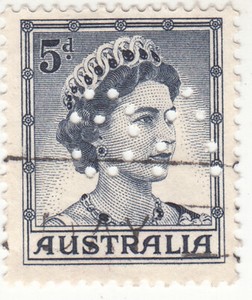 AUSTRALIA 1959. 5D. Queen Elizabeth II QEII. PERFIN. USED. NG