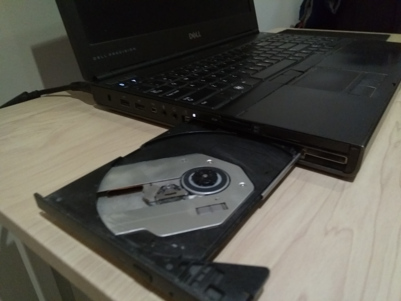 Dell Precision M4600 core i7-2720QM 16GB RAM powers on & runs,screen is black - Picture 3 of 9
