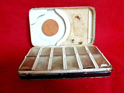 EIN SELTENER VINTAGE HARDY TEST (MONTAGU) TROCKENFLIEGEN FISCHEN BOX (A/F)