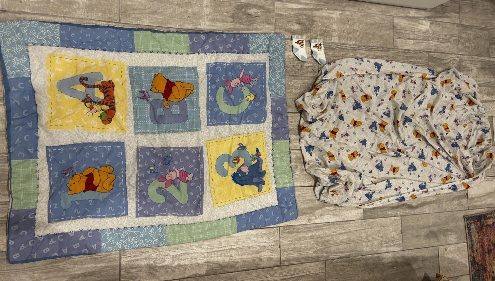 RARE ABC POOH DISNEY BABY QUILT AND FITTED SHEET AND SOCKS - ULTIMATE BABY BUNDL
Opens in a new wind