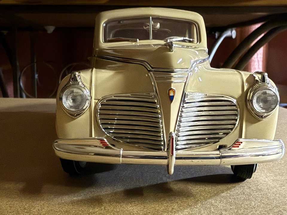 Plymouth 1941 modelo de coche fundido a presión crema/blanco pieza de exhibición estilo vintage Foto 4 de 4
