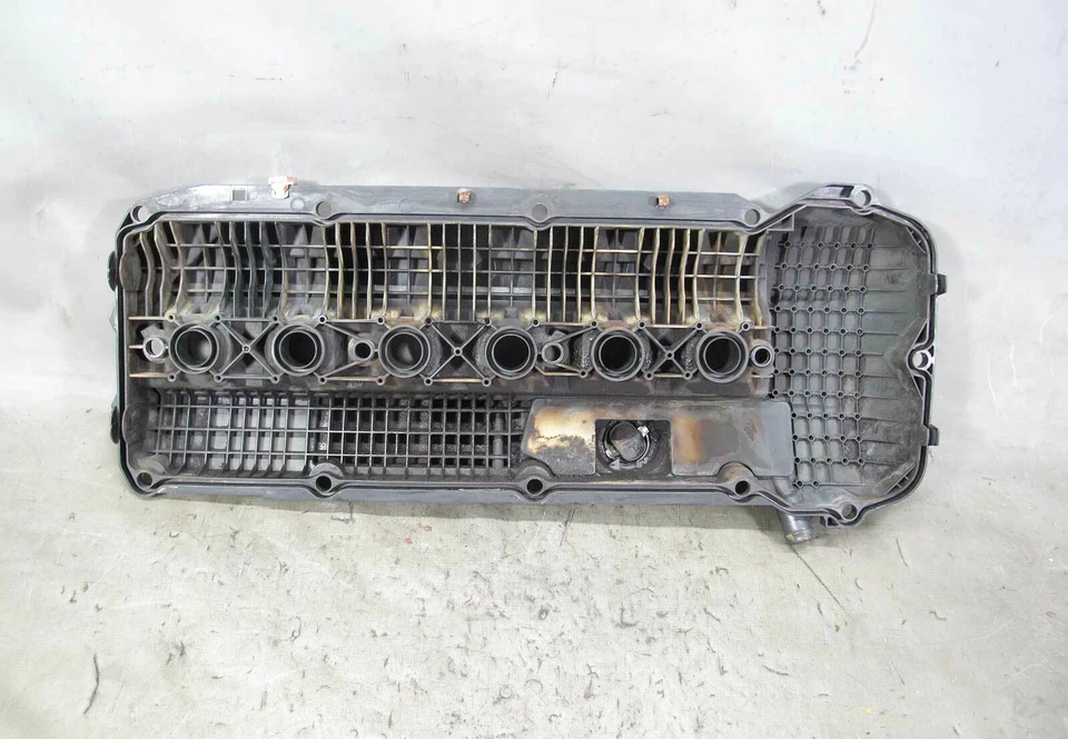 BMW E46 2003-2006 Serie 3 E39 M54 6 cilindros último modelo cubierta de válvula con grietas OEM Foto 4 de 4