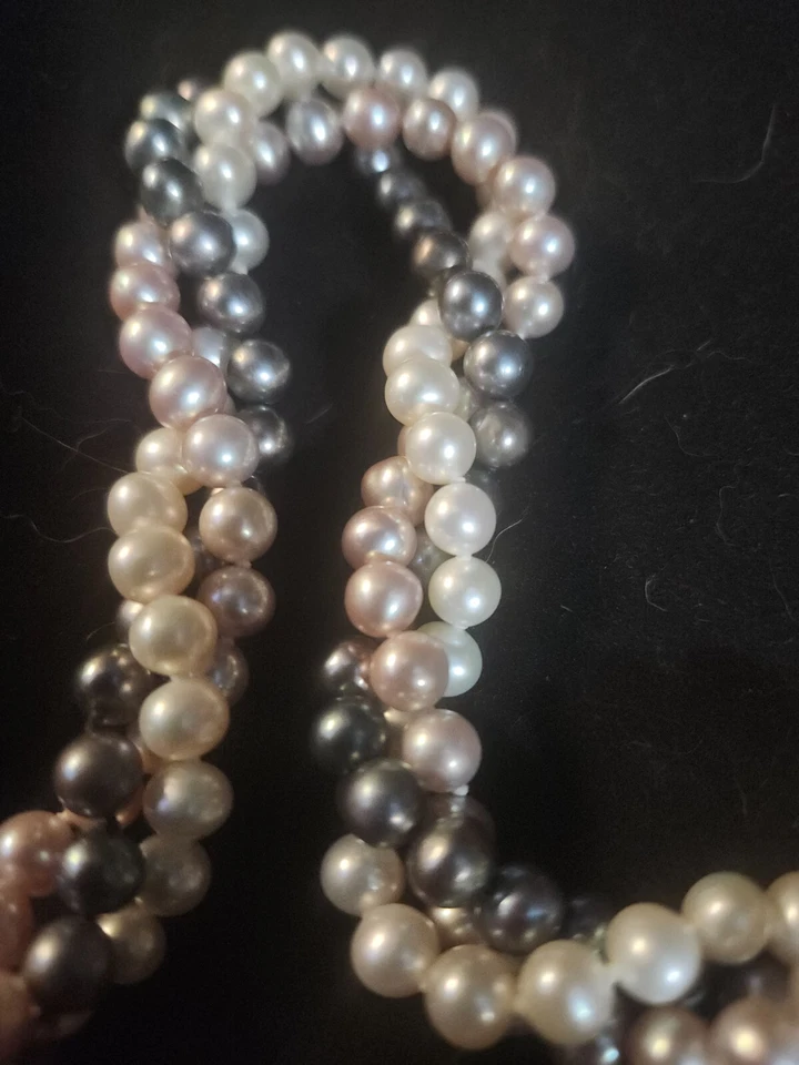 Collar de perlas triple hilo blanco, rosa y gris - 32 pulgadas Foto 3 de 4