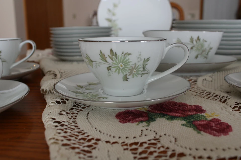 Porcelana Noritake Vintage Padrão Soroya Verde Floral 47 Peças Agrupamento - Imagem 2 de 4