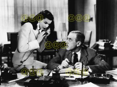 Foto - Laya Raki & Charles Regnier in einer Szene, ''Die Frau des Botschafters'', 1955