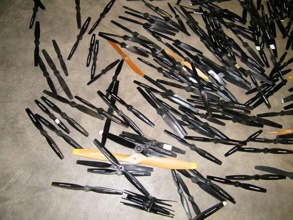 (250) LOTE MIXTO HÉLICES DE AVIÓN RC MASTER AIRSCREW MADERA Y VIDRIO RELLENO NYLON Foto 3 de 4