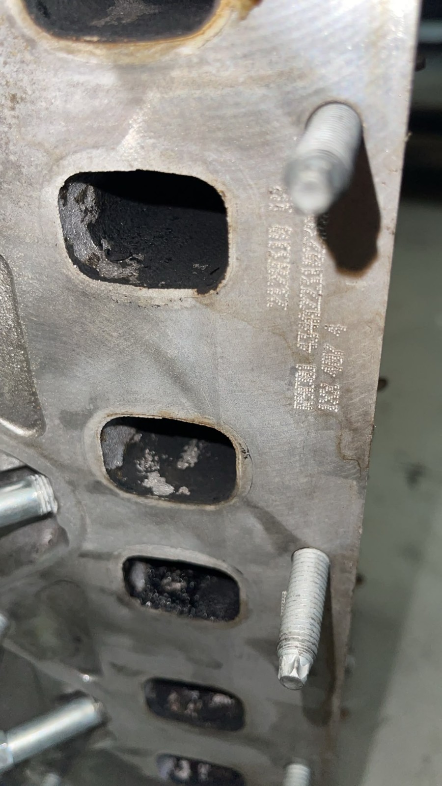 212831018 TESTATA USATA COMPLETA DI VALVOLE PER MOTORE R9M H4