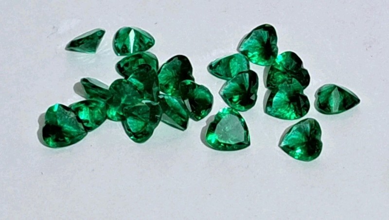 20 Pieces Synthetic Green Emeralds Heart Shaped Cubic Zirconia CZs