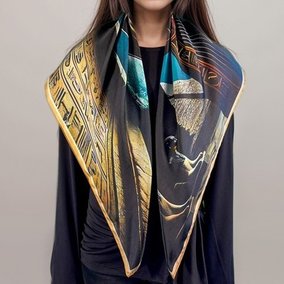 Seidenquadrat 88 cm ANUBIS | Schal AKÅSA Biarritz | 9.-27. Mai & 29. Juni-13. Juli